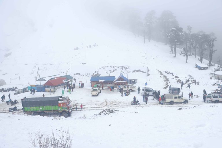 रुकुम पूर्वमा हिउँ खेल्न लोभिएका पर्यटक