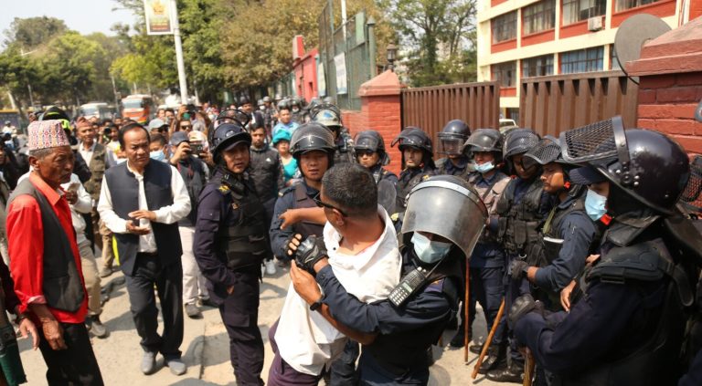 प्राधिकरण घेर्न पुगेकाे युवामाथी प्रहरीको धरपकड