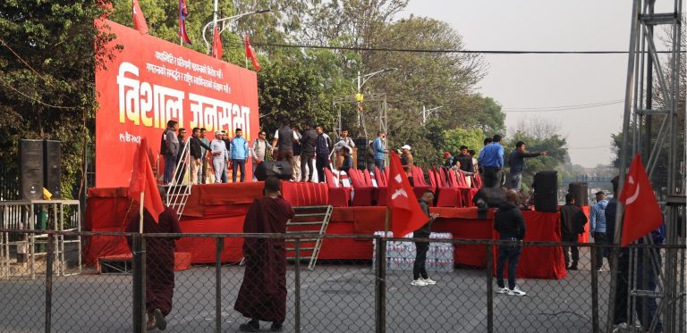 गणतन्त्रवादी प्रदर्शन सभा: सडकमै बनाए स्टेज
