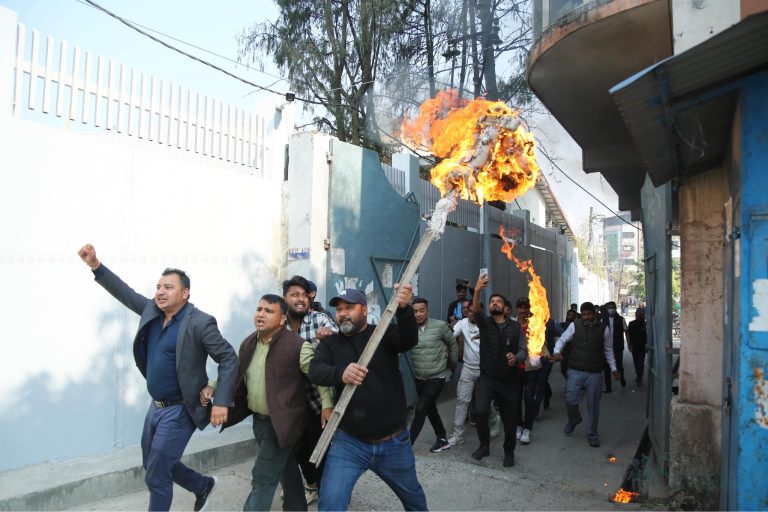 कुलमान हटाइएको जनआक्रोश : कतै पुत्ला दहन त कतै प्रदर्शन