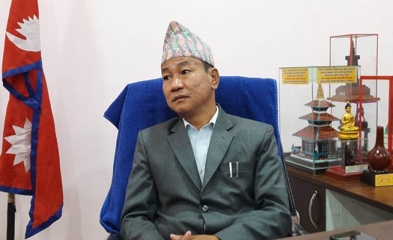 हर्क साम्पाङलाई ज्यान मार्ने र घर जलाउने धम्की, साइबर ब्युरोमा उजुरी